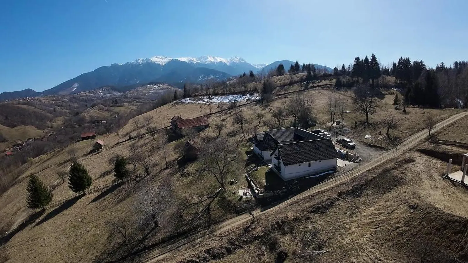 Moșia văzută din dronă, cu munții în spate